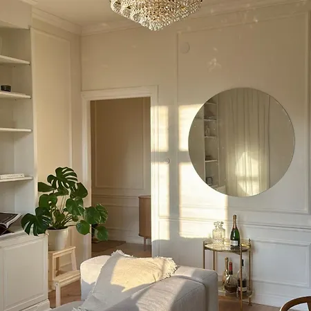 Scandinavian And Trendy In The Heart Of Διαμέρισμα